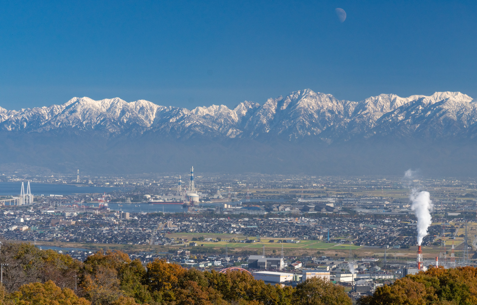 雨晴海岸のすぐ近く！立山連峰を一望できる『二上山』の楽しみ方