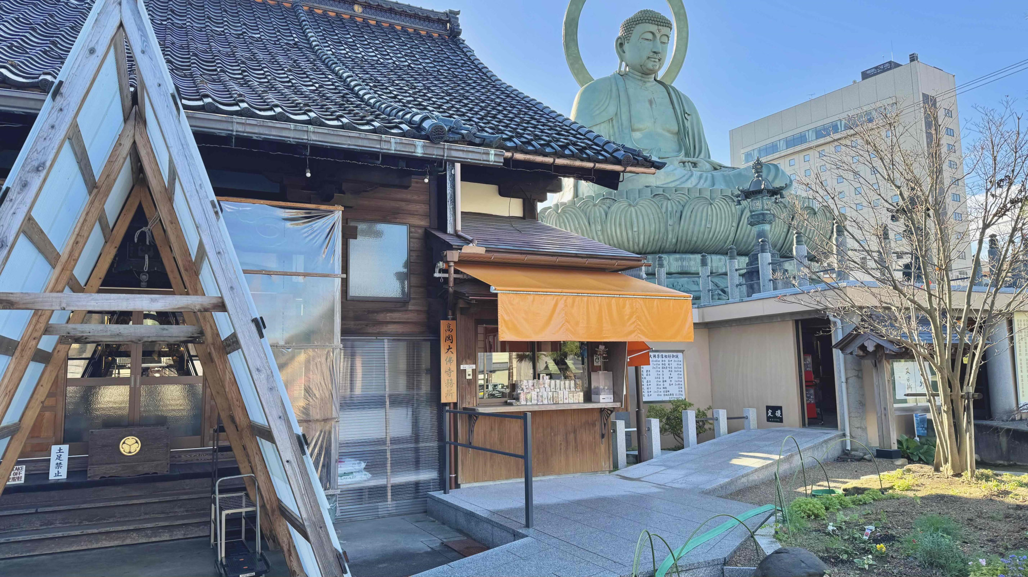 寺務所は大仏さん向かって左