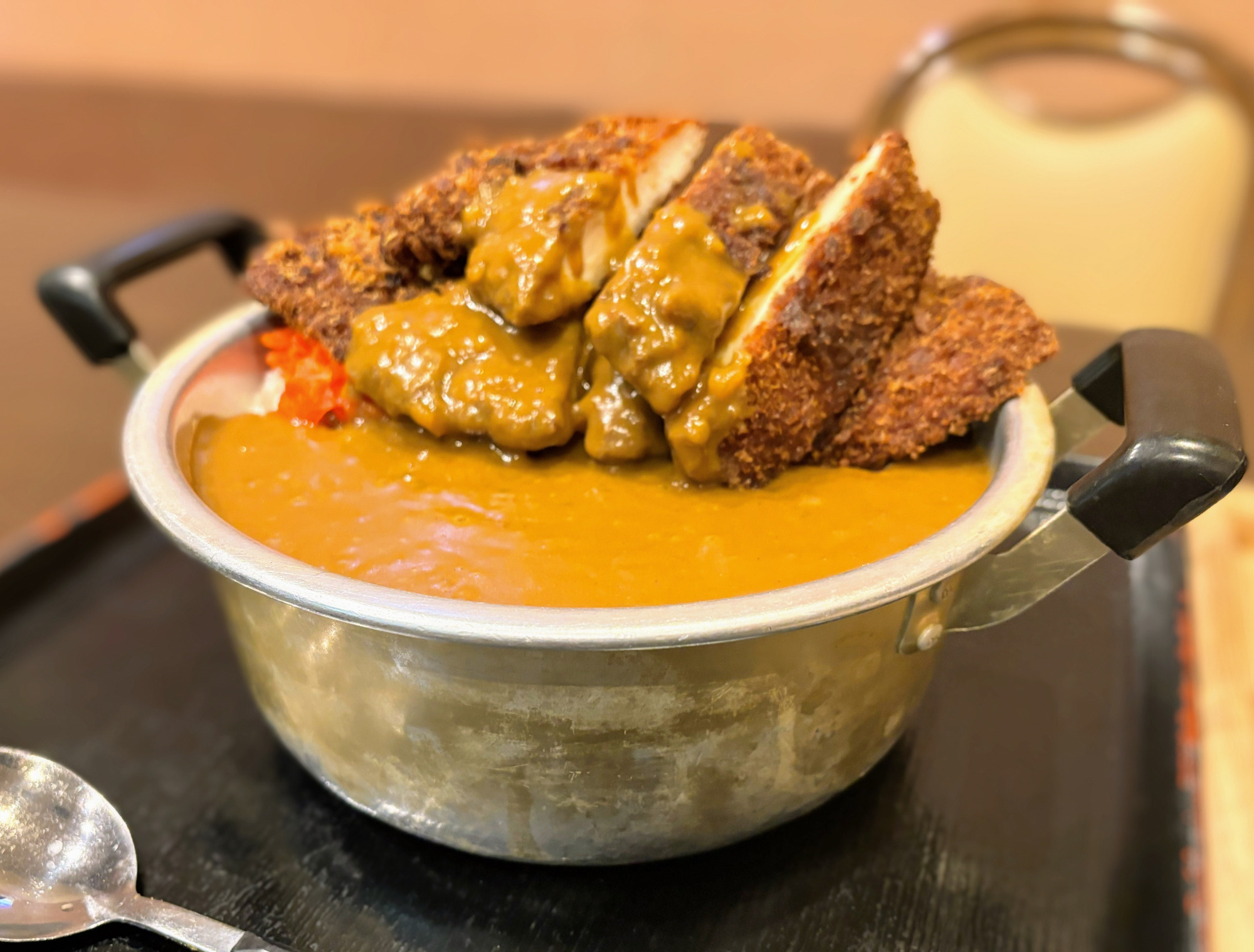 鍋いっぱいに盛られた「チキンカツカレー」