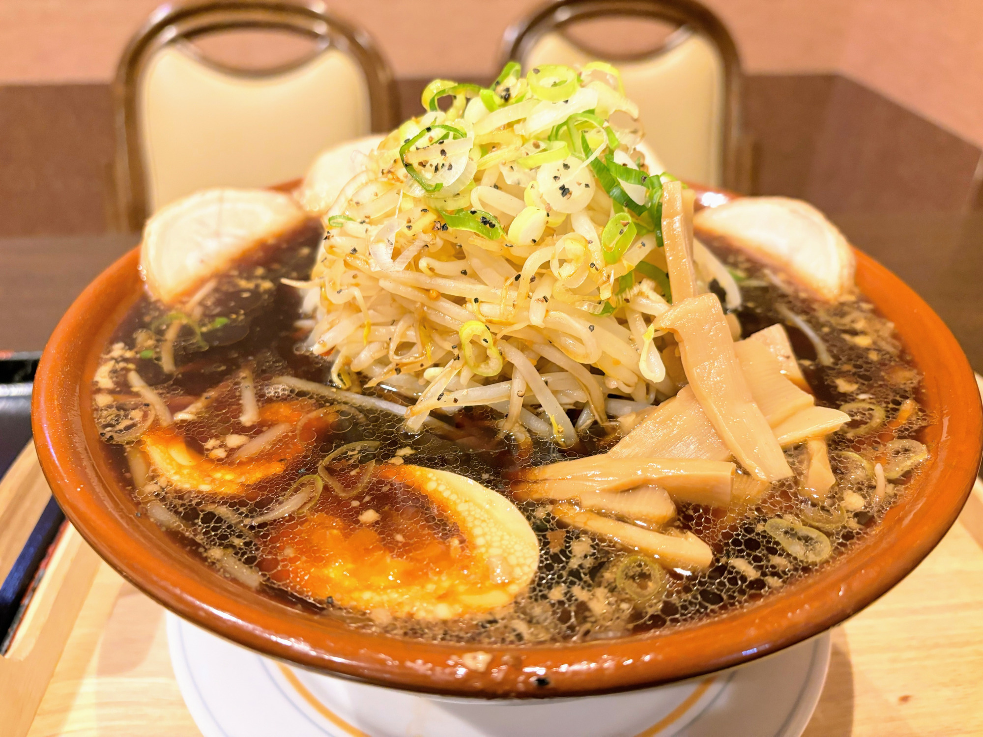 大きなすり鉢に入った「キング富山ブラックラーメン」