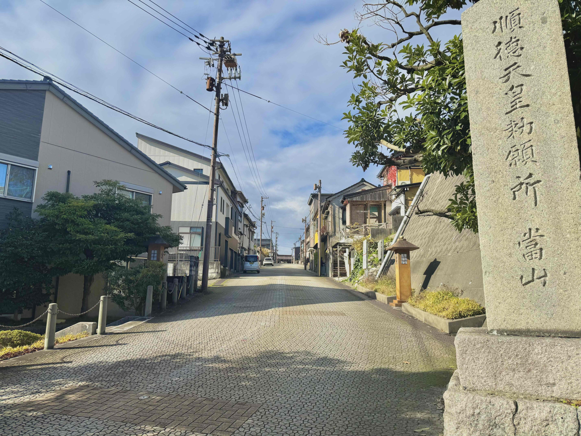 伏木駅前からは坂道です