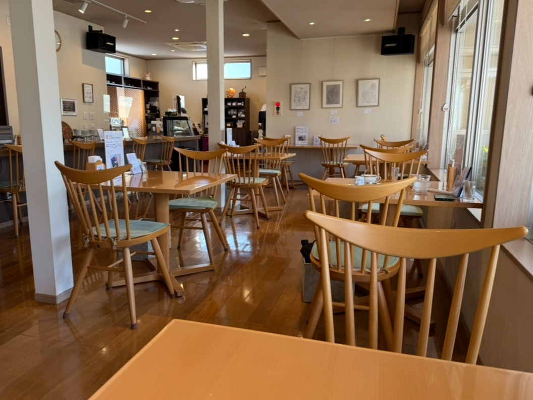 明るく開放的な店内