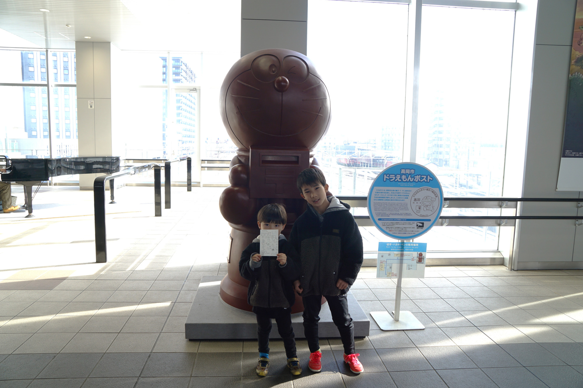 ドラえもんポスト　高岡銅器で作られたこのポストは、高岡駅の改札前に設置してあります！