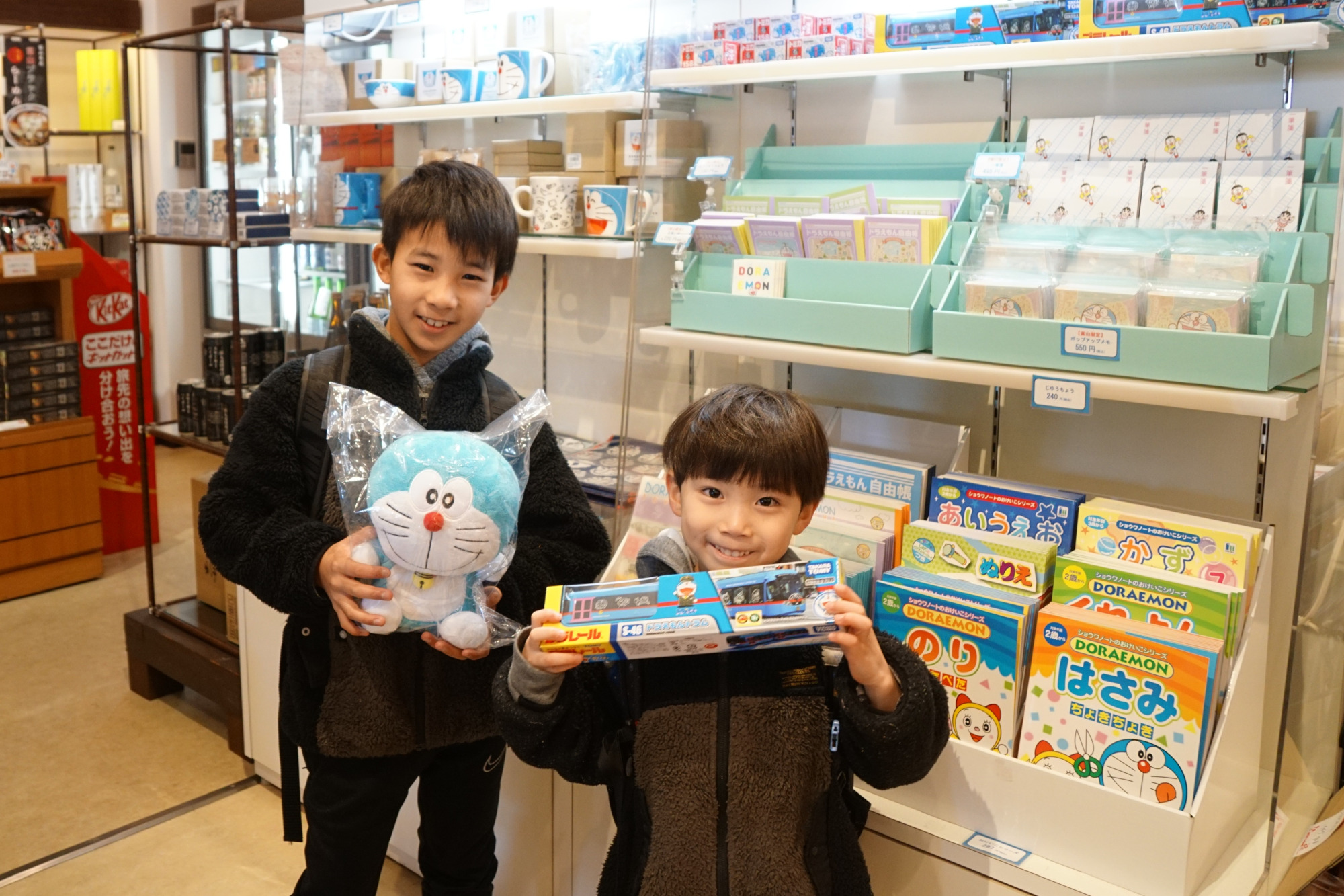 高岡駅２階にあるお土産店「富岡屋」さんの店内には、藤子・F・不二雄先生コーナーがあります！