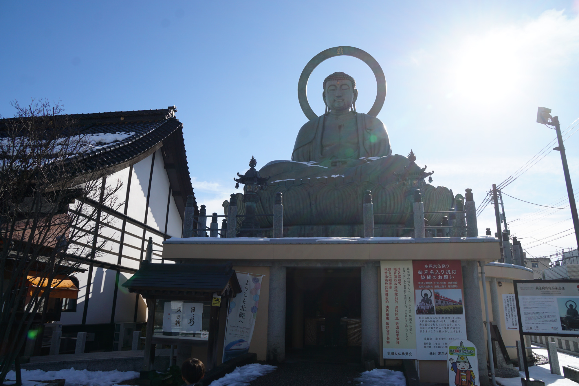 高岡市民から親しまれる「高岡大仏」。高さ16ｍの阿弥陀如来坐像です。