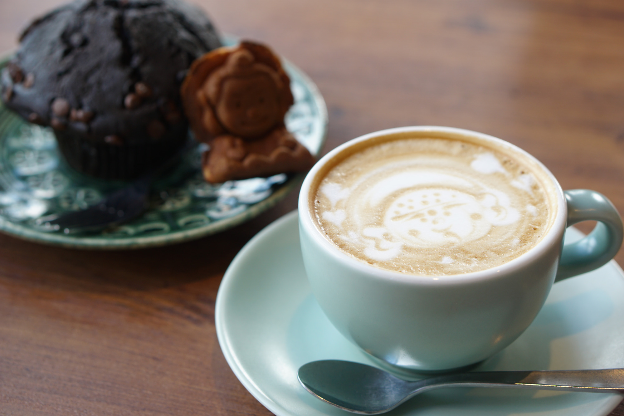 【amida cofee】大仏様が描かれた可愛いカフェラテや、スイーツも楽しめます。