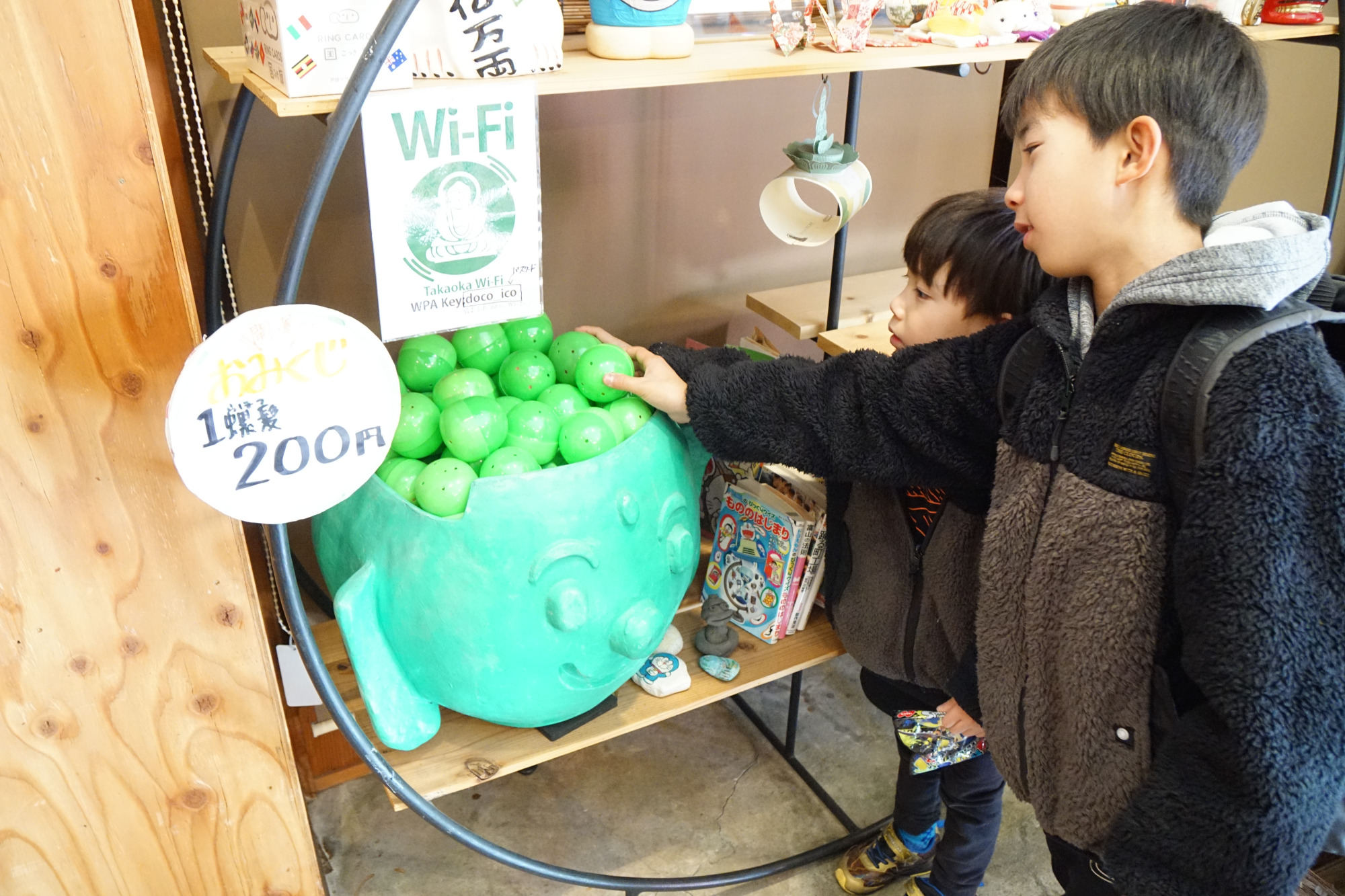 店内には、高岡のおみやげや、くすっと笑えるこんな大仏様のくじも♪