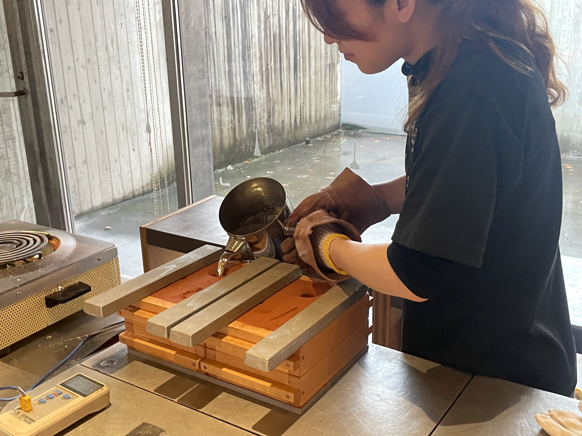 錫の流し込みはスタッフが担当