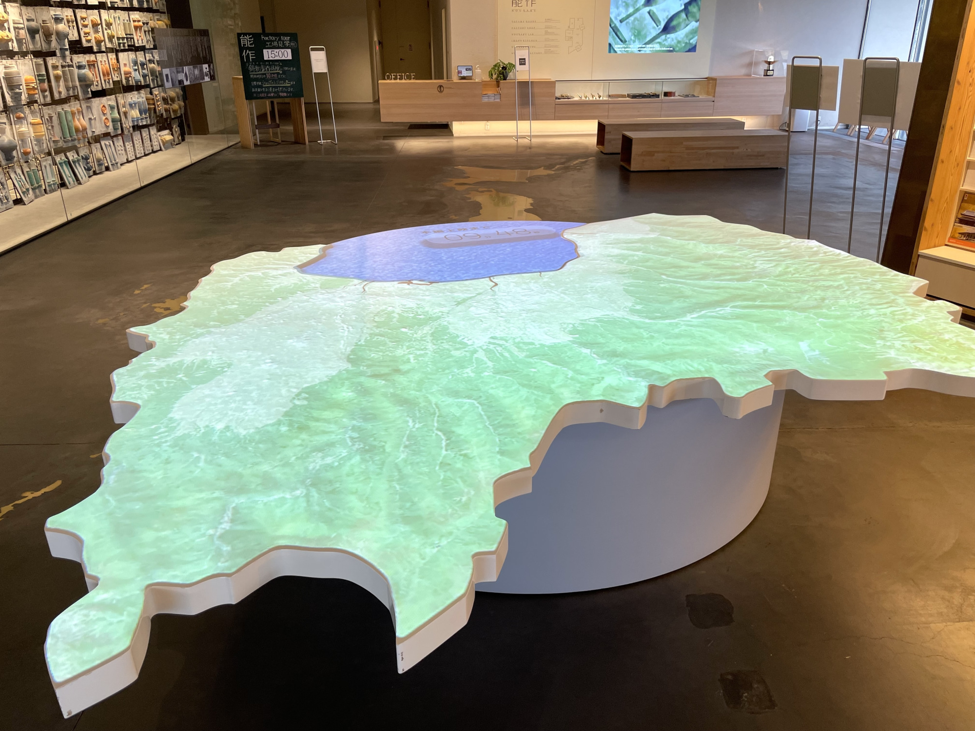 富山県の形をしたテーブル
