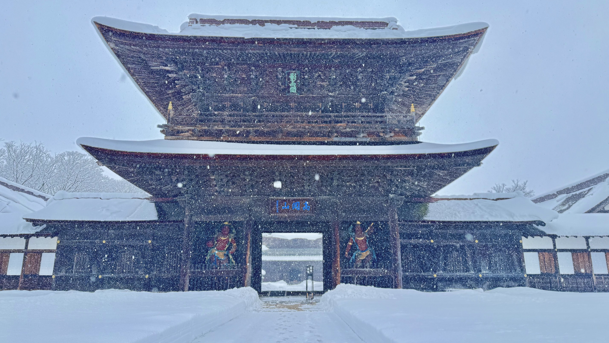 雪の中で見る山門は圧巻です