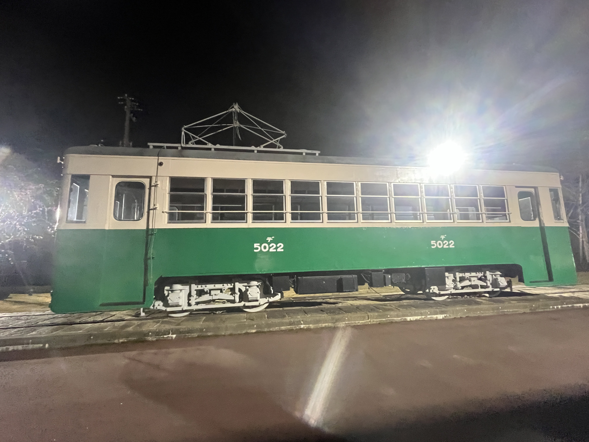 電車好きにはたまらない！万葉線の旧車両も展示されています