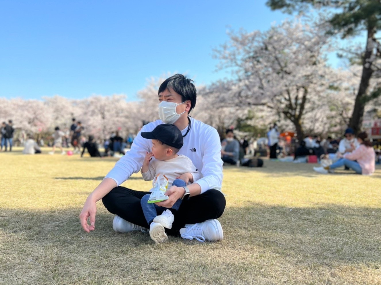 小さなお子さんも全力で遊べるのでパパはお疲れ、ほっと一息（写真提供：角田悠紀 高岡市長）