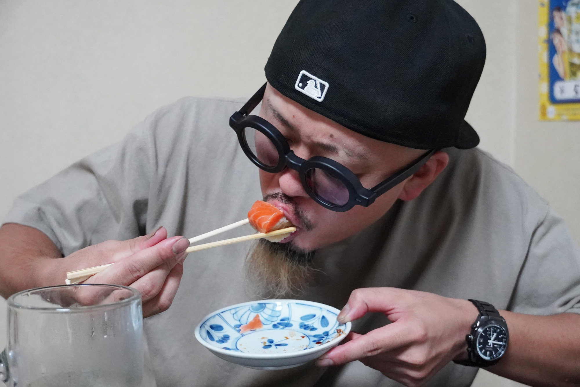 鱒の寿司を頬張る野阪さん