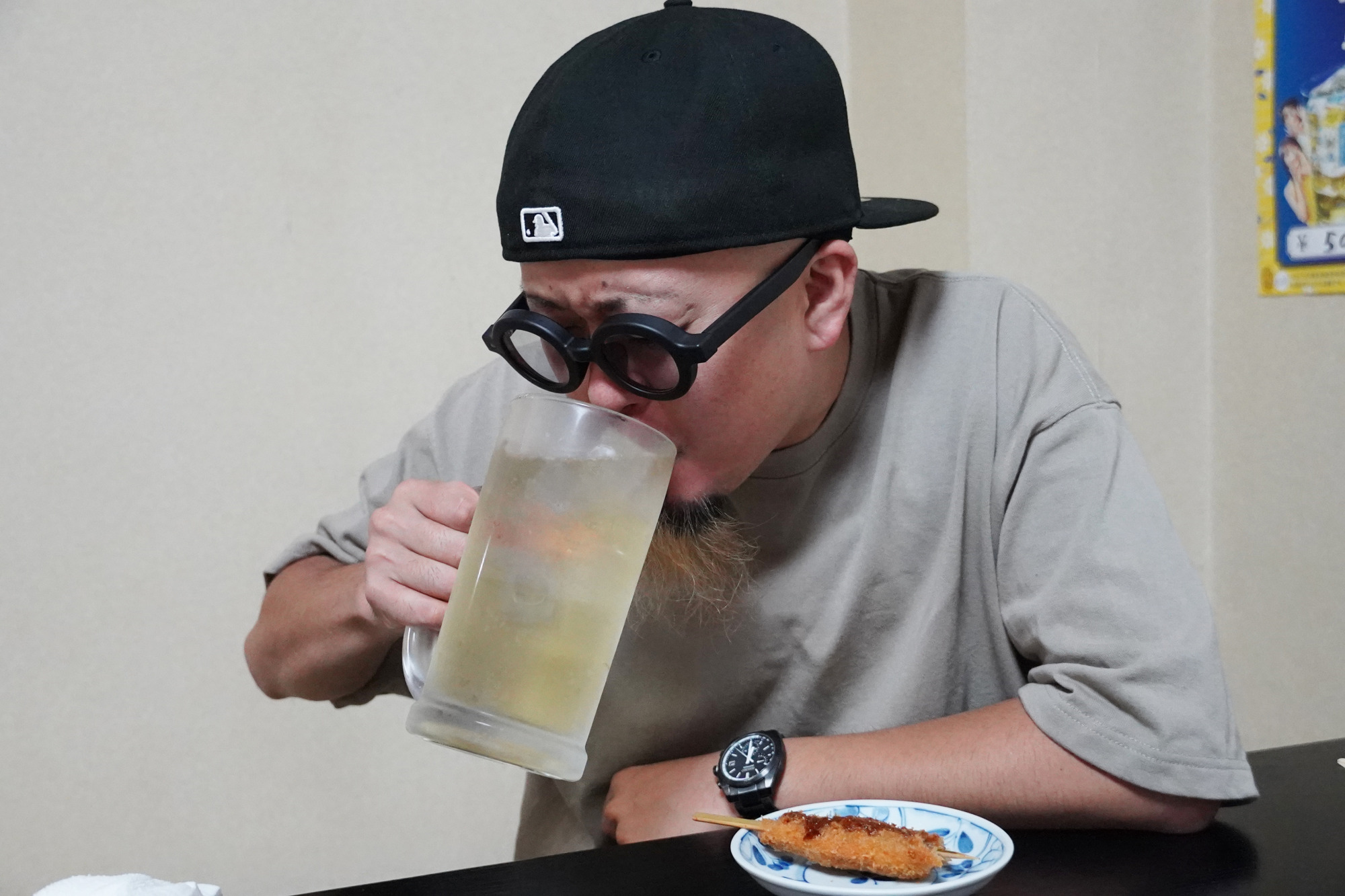 好きなお酒を豪快に飲む野阪さん