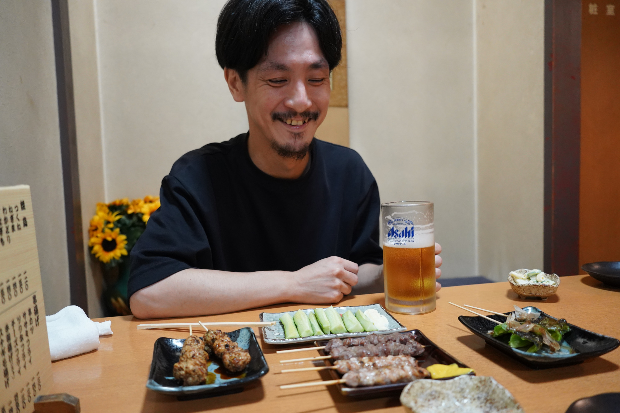 好きな料理とお酒を目の前に嬉しそうな吉川さん