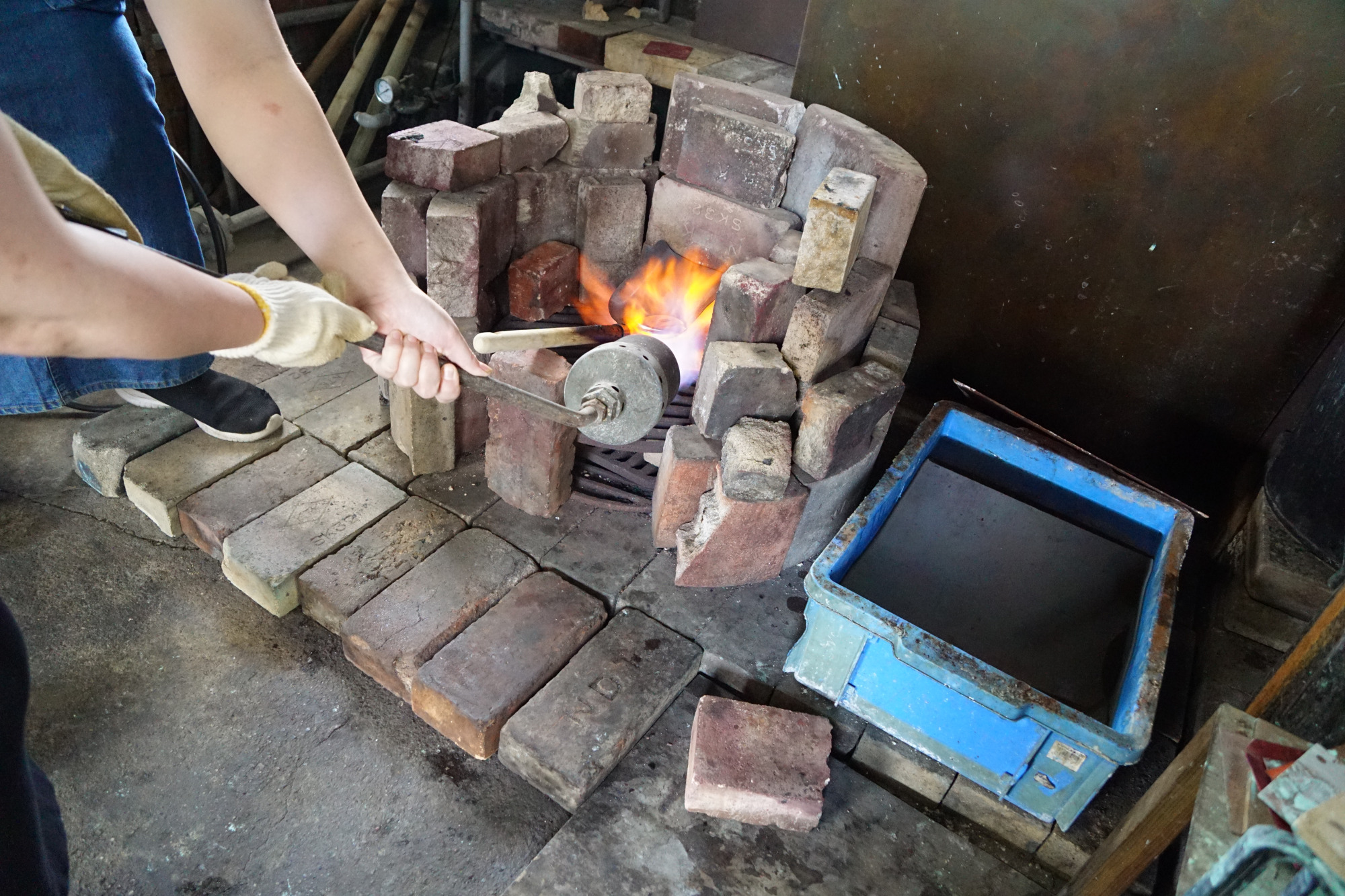 先ほどの銅板を高温のバーナーであぶります。銅を酸化させることで皮膜の模様をつくります。