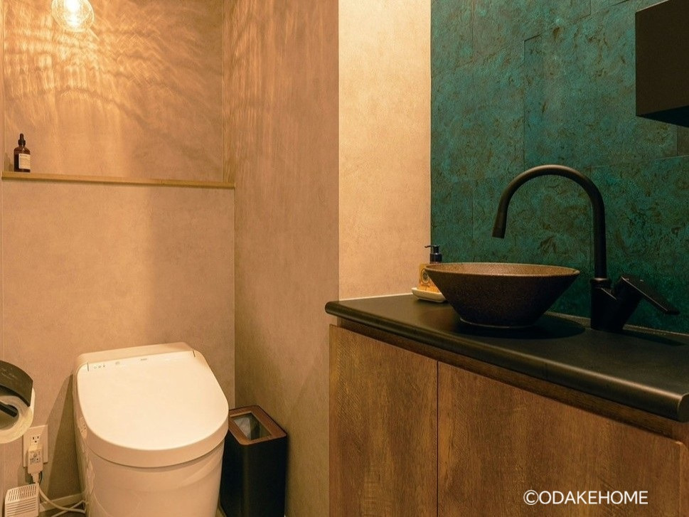 【お施主様邸】トイレの壁にoriiの建材を使用　©ODAKEHOME