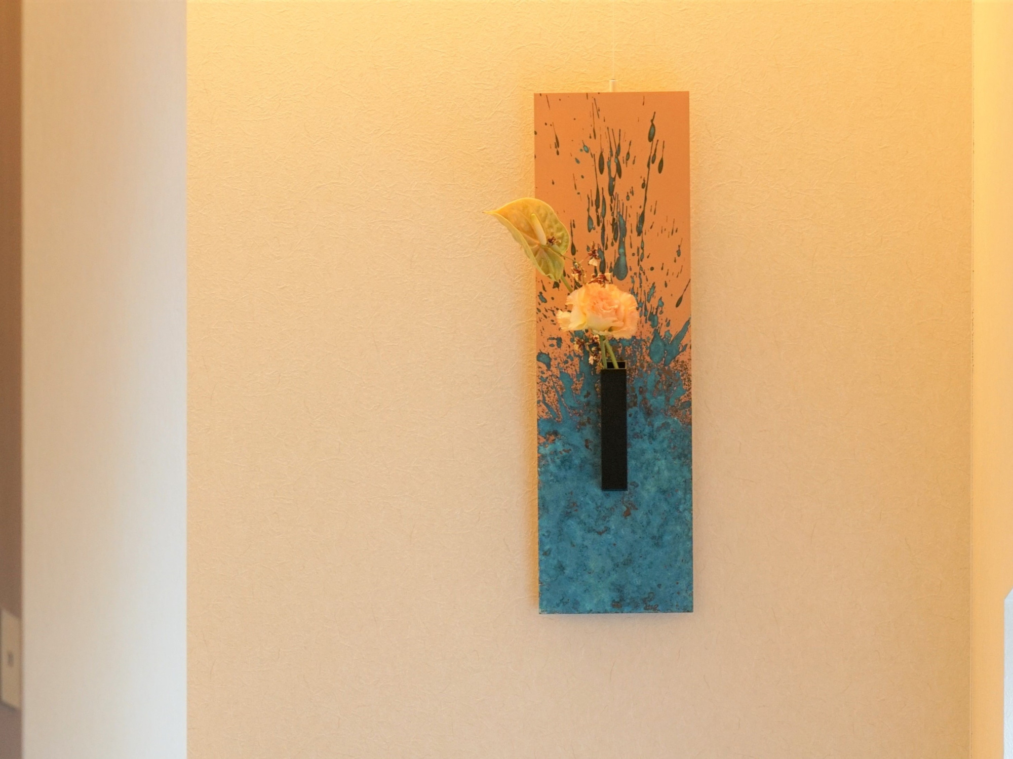 【お施主様邸】個性的な花器が玄関を華やかに彩ります　©ODAKEHOME