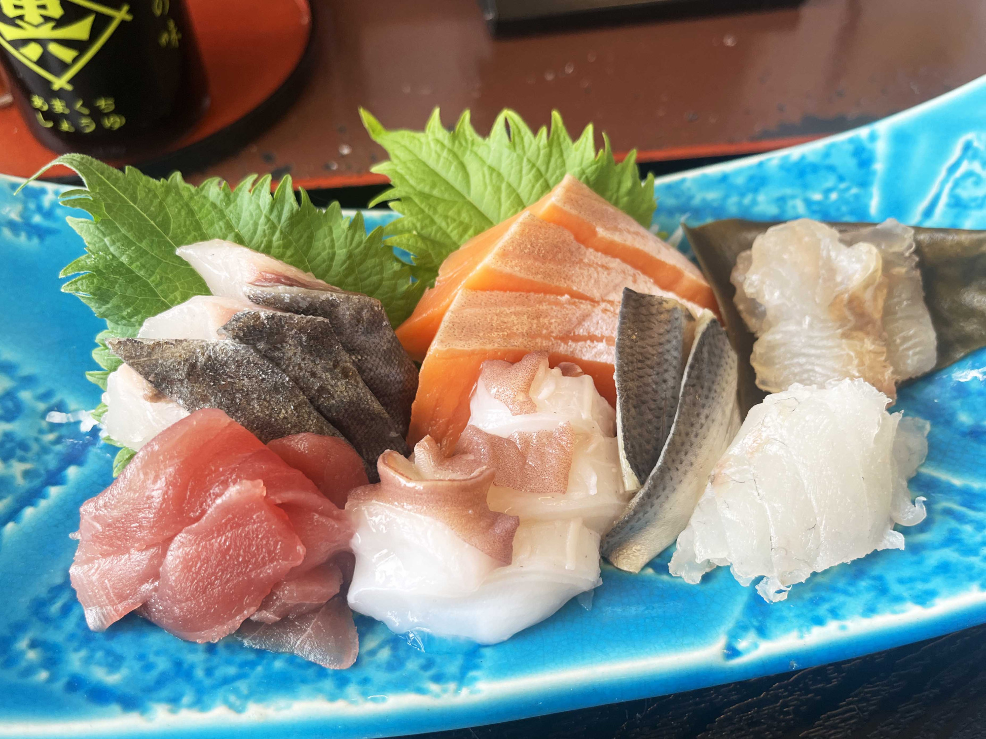 新湊港等から直送の新鮮な刺身