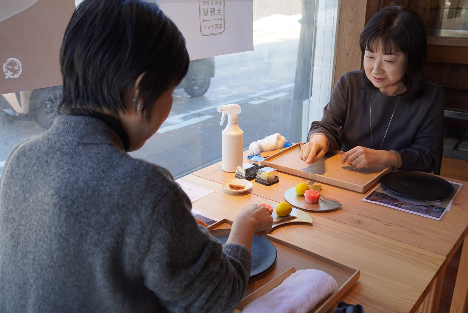 お互いの作品を見合って...