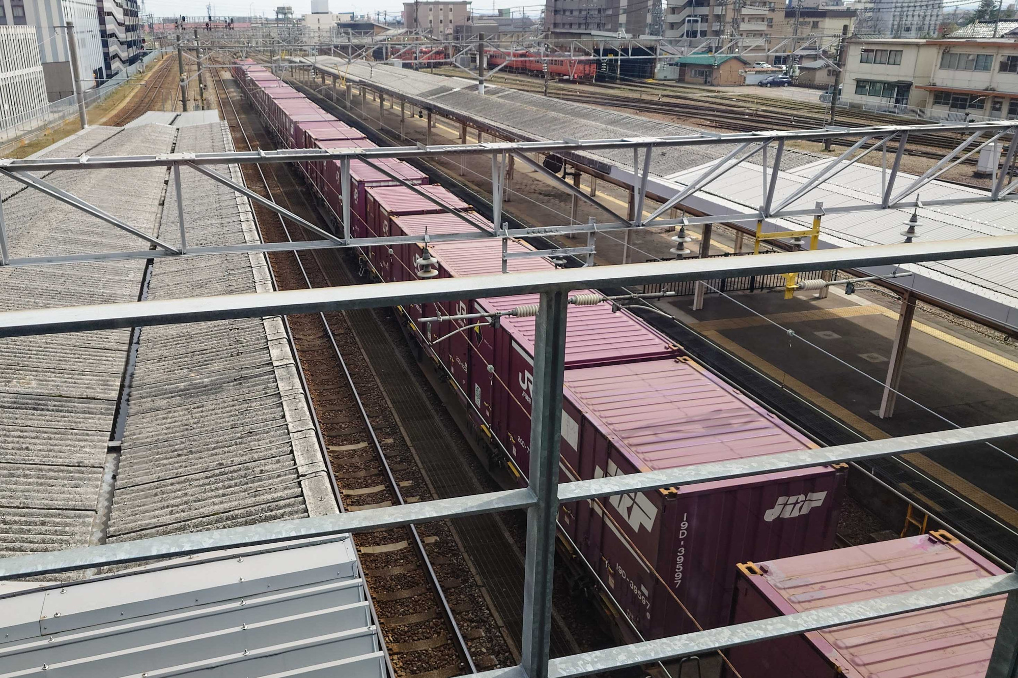 貨物列車も停車