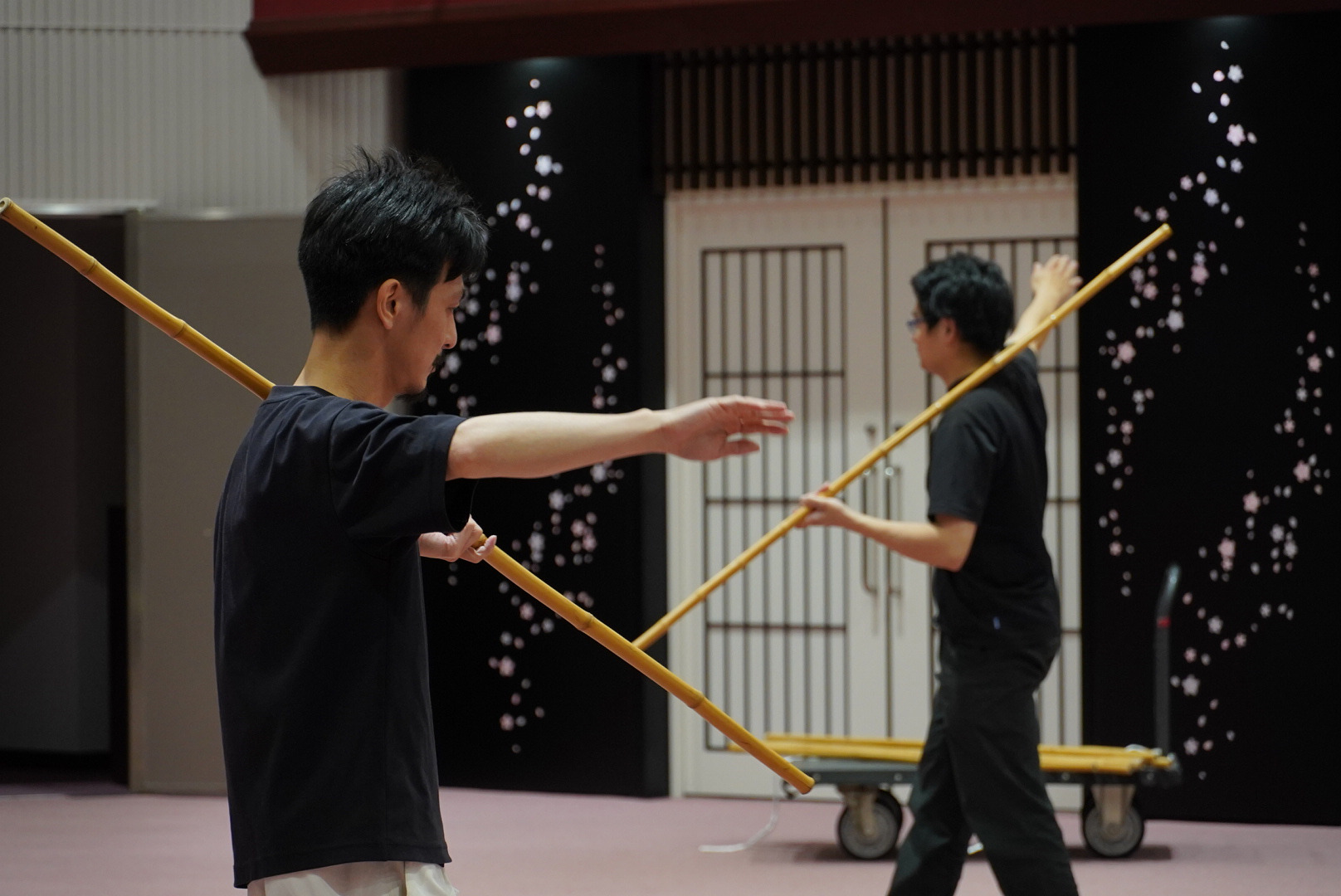 竹を持つ手の角度、腕の伸ばし方。 本番に向けて、細かな所作を丁寧に確認していきます。