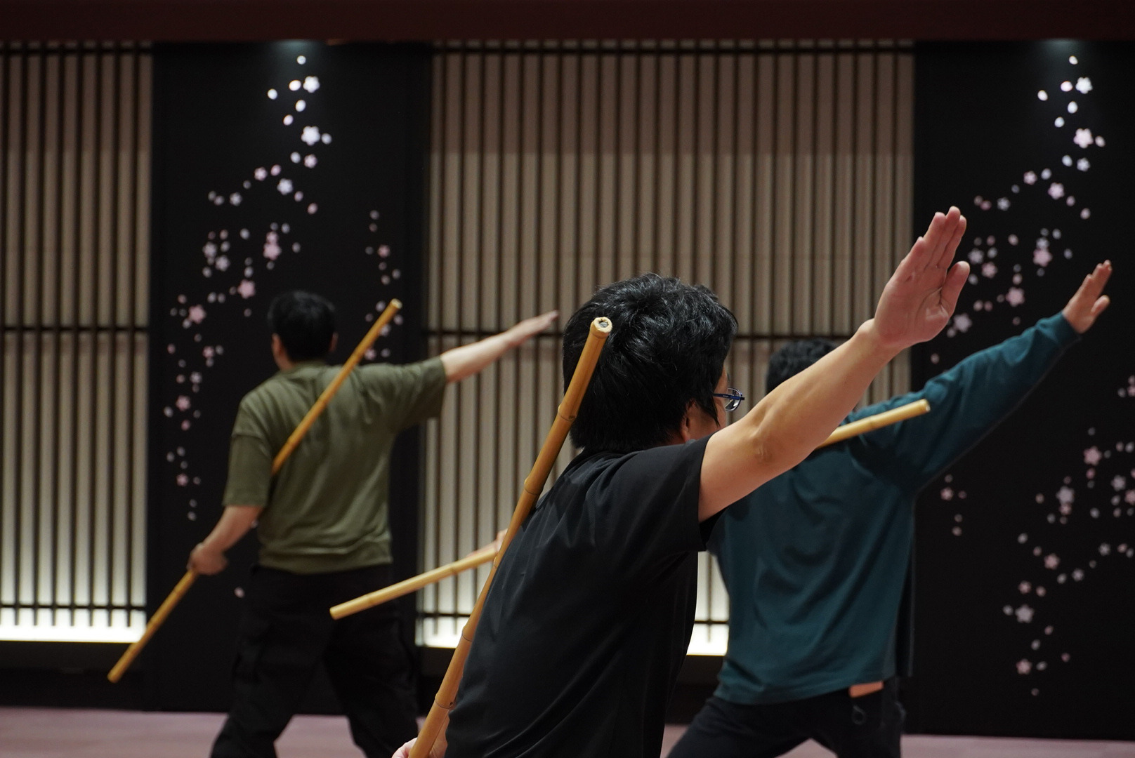 大きく腕を伸ばし、体全体で表現する弥栄節の踊り。