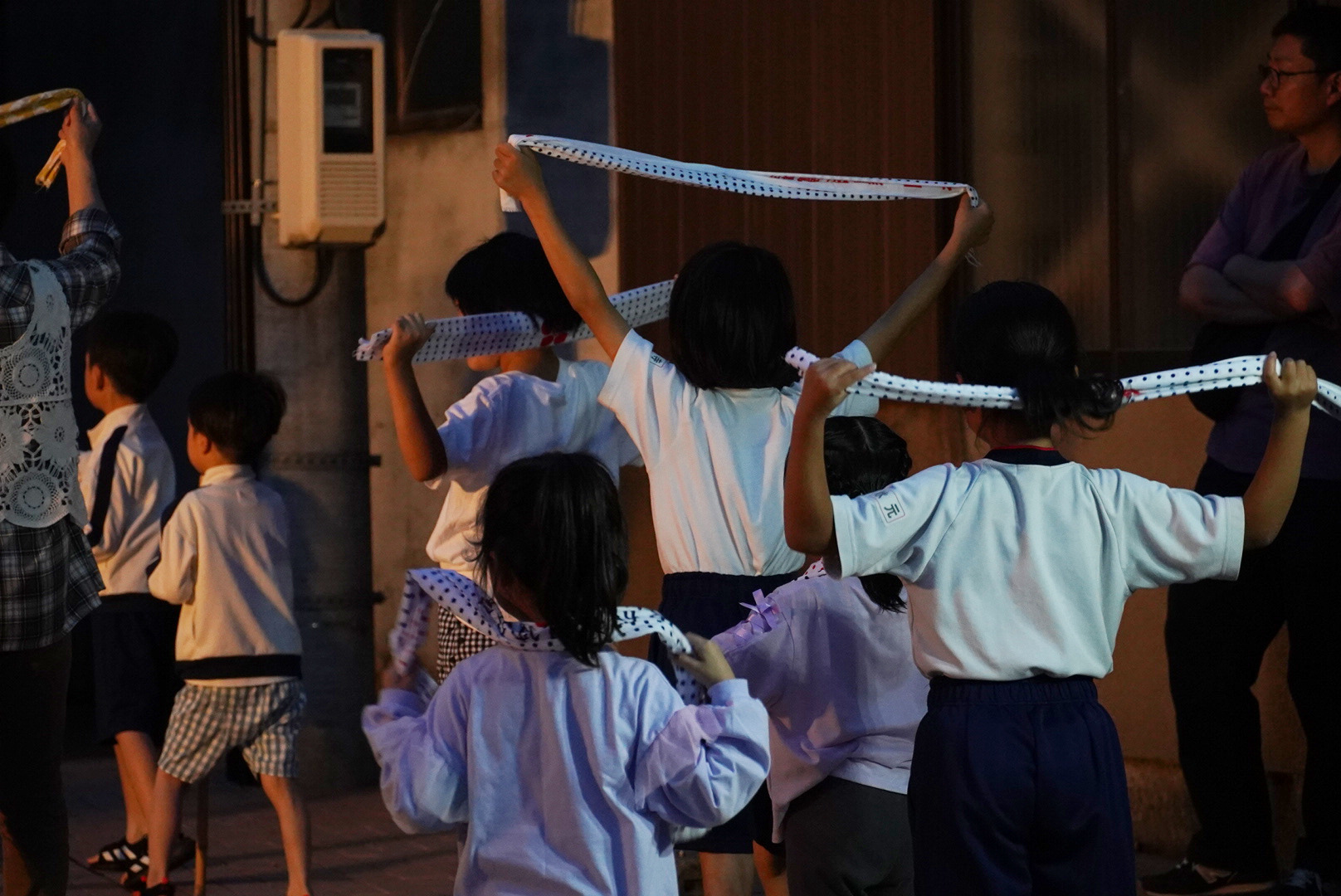 大人と一緒に動きを確認。世代をこえて、祭りの所作が受け継がれていきます。