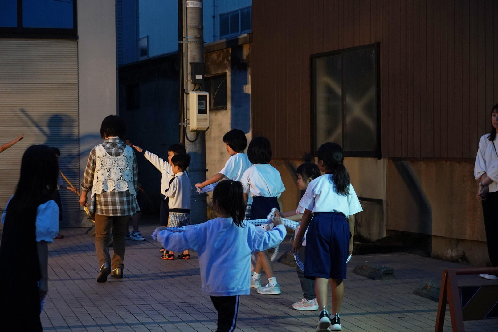 手ぬぐいを掲げる動きも、町流しの大切な所作のひとつ。
