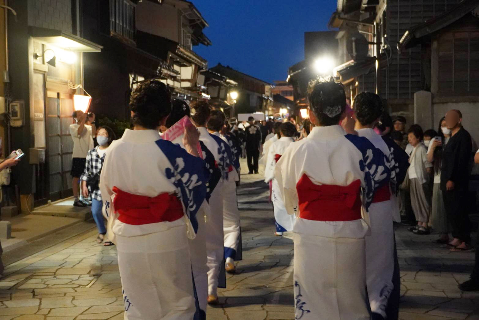 石畳の通りに続く、御印祭前夜祭の町流し。