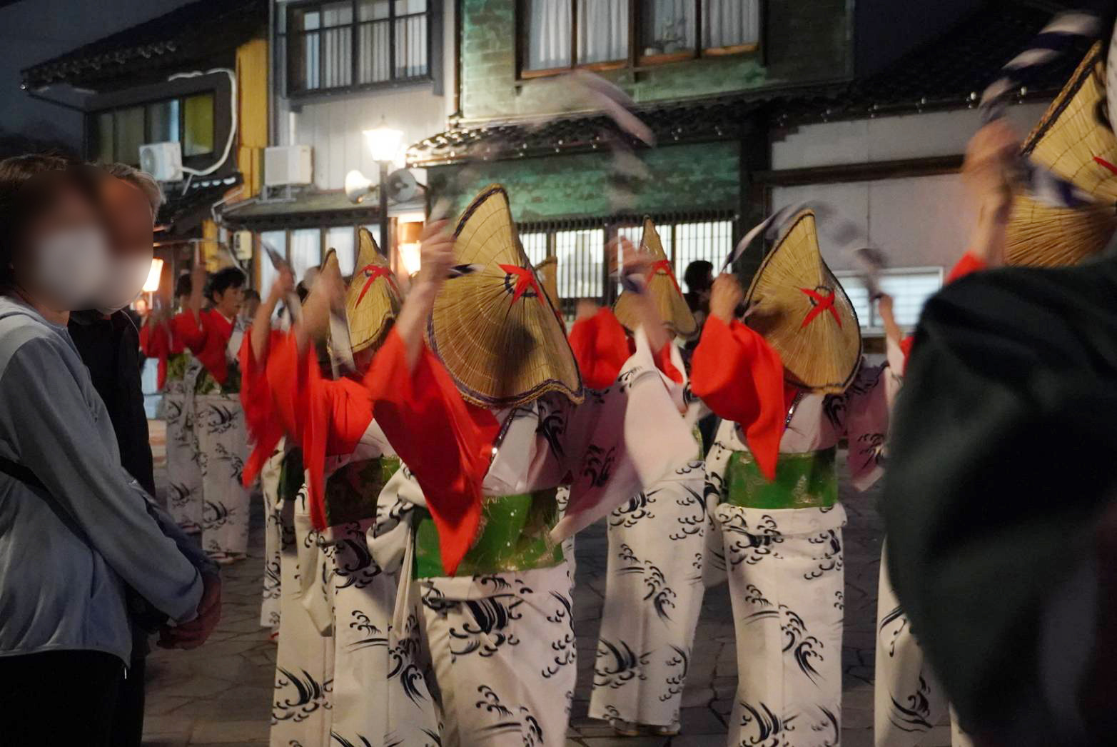 弥栄節の音に合わせ、金屋町をゆっくり流れる踊り手たち。
