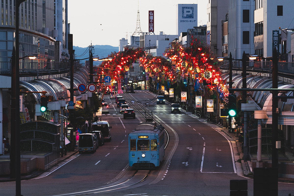 路面電車「万葉線」が通る末広通りの様子