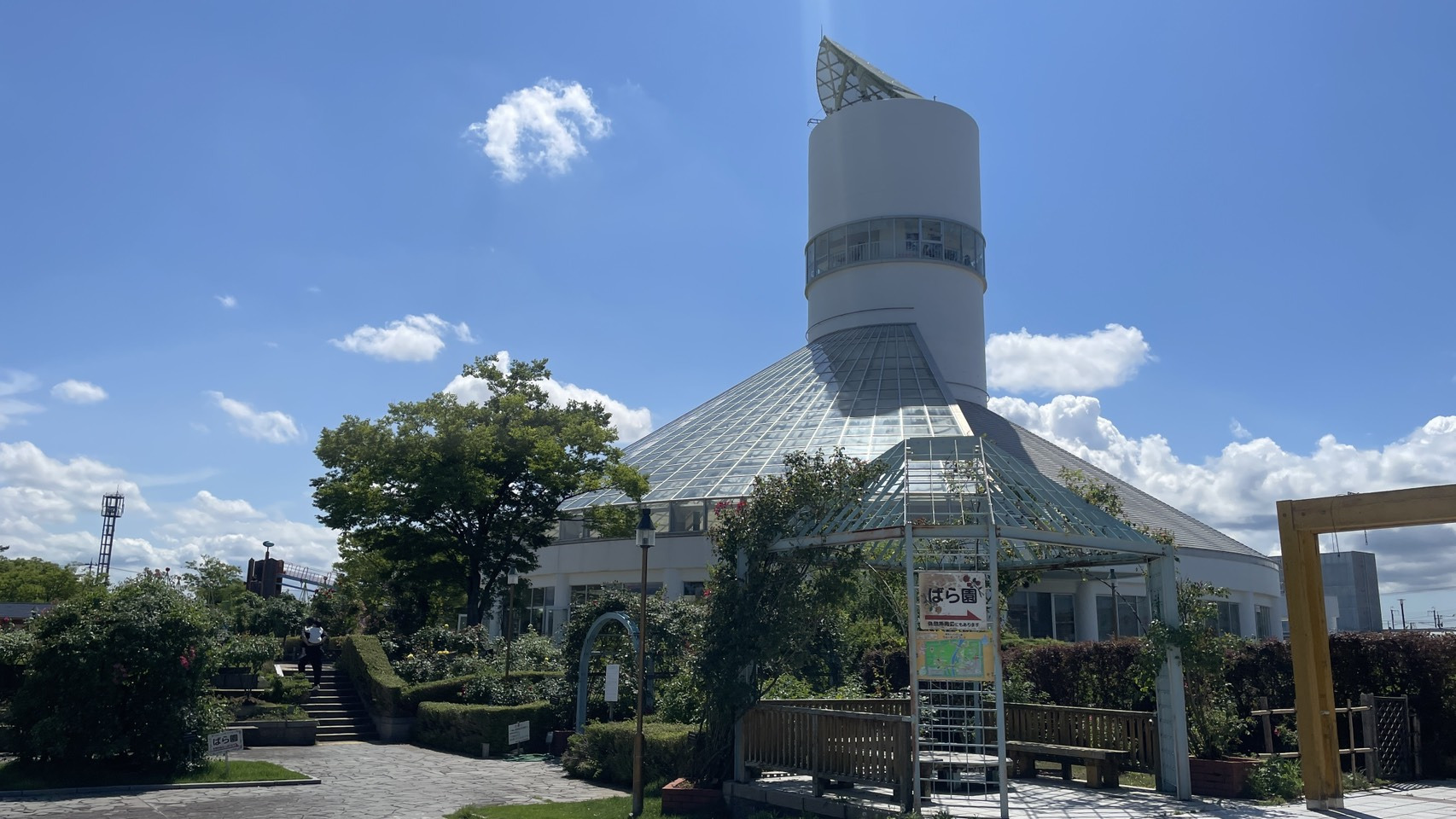 この塔の中にあります