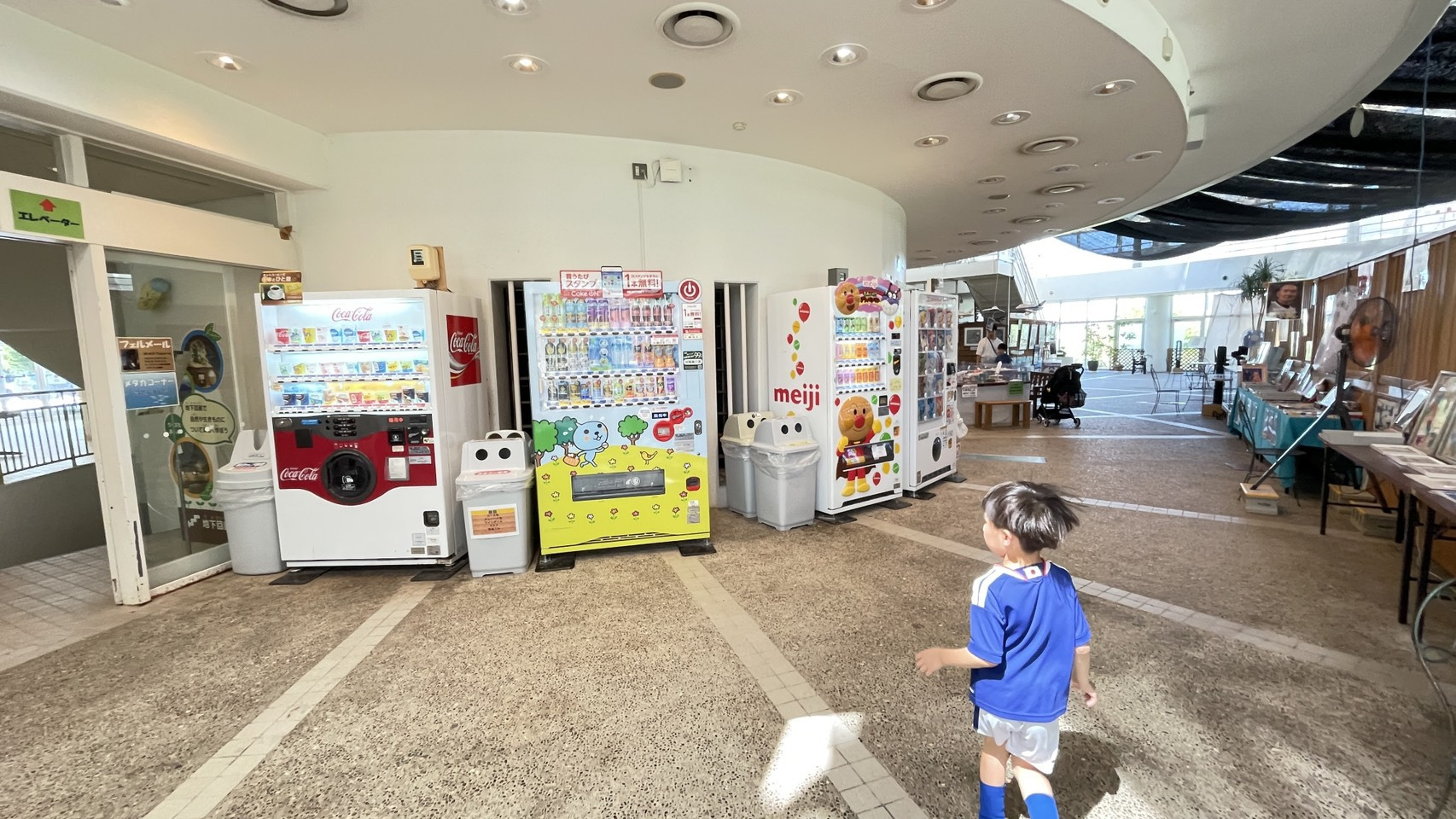 屋内にも自動販売機あり