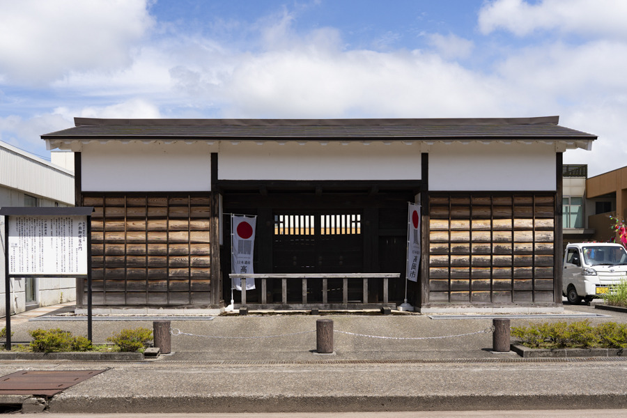 戸出御旅屋の門