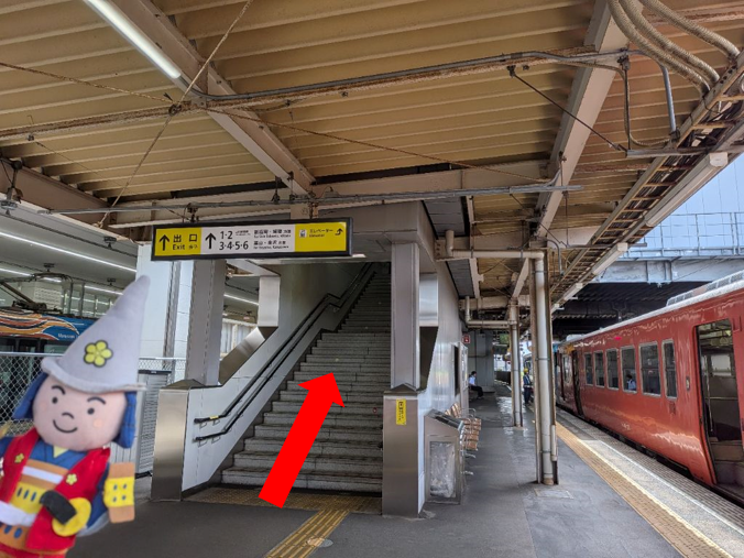 氷見線から下車したら、階段を上って改札に向かいます