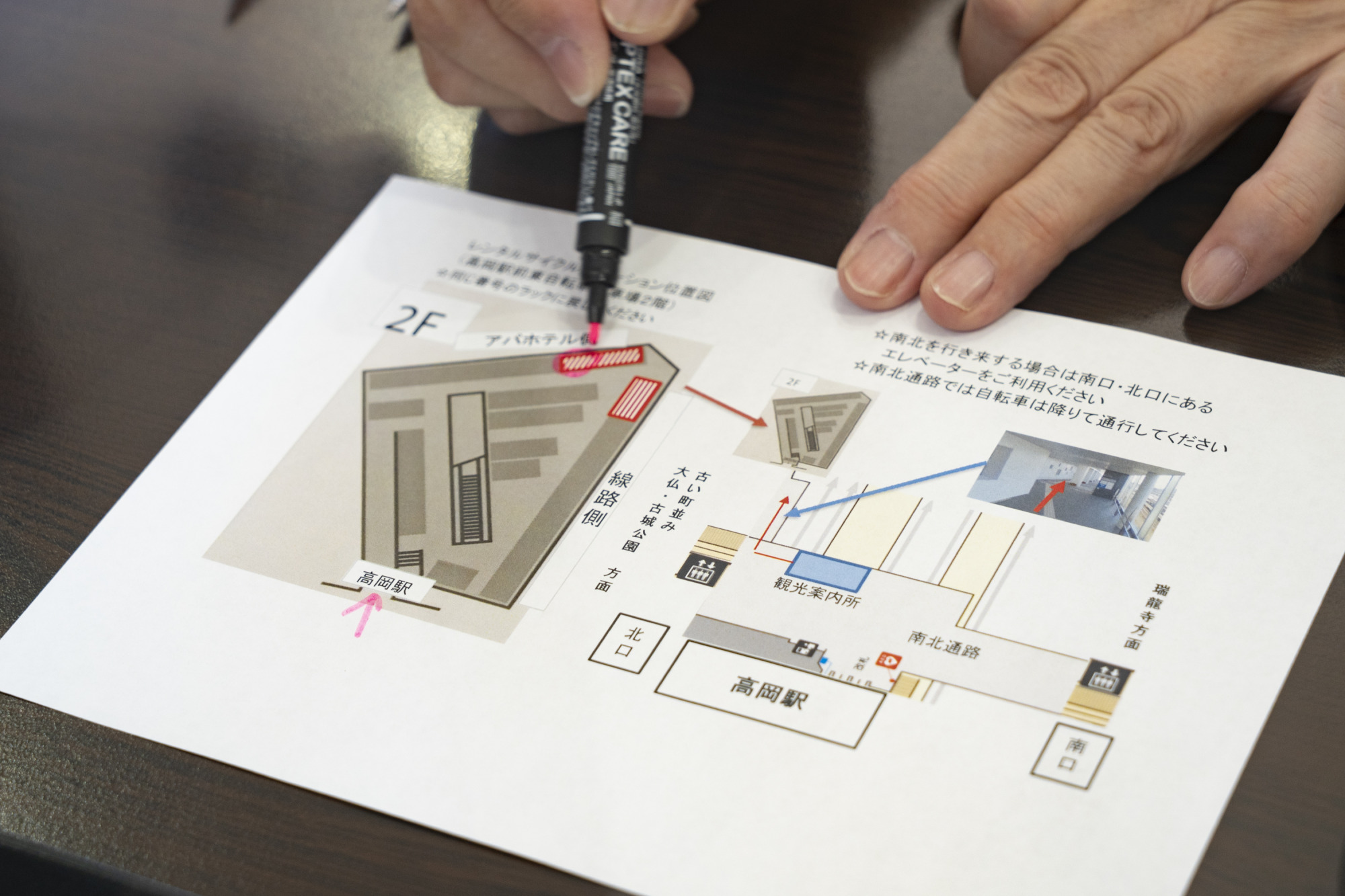 駐輪場までの行き方を案内してくれます
