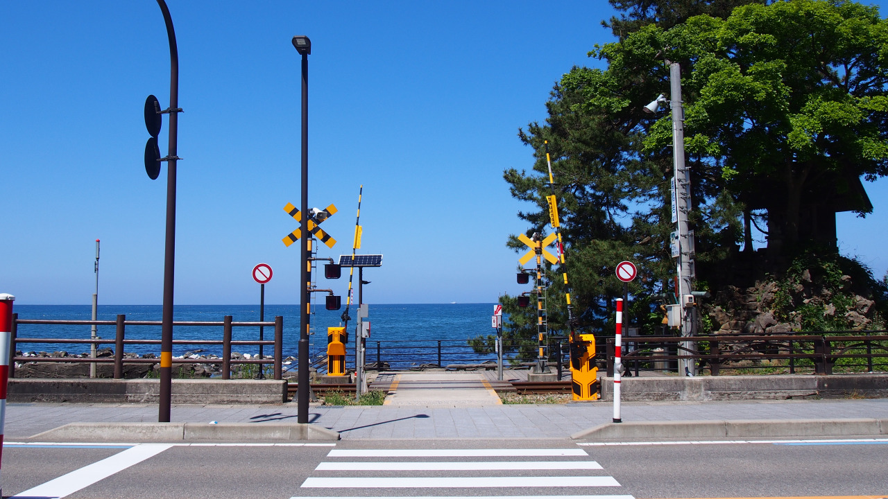 踏切の向こうに海！物語の中のような景色