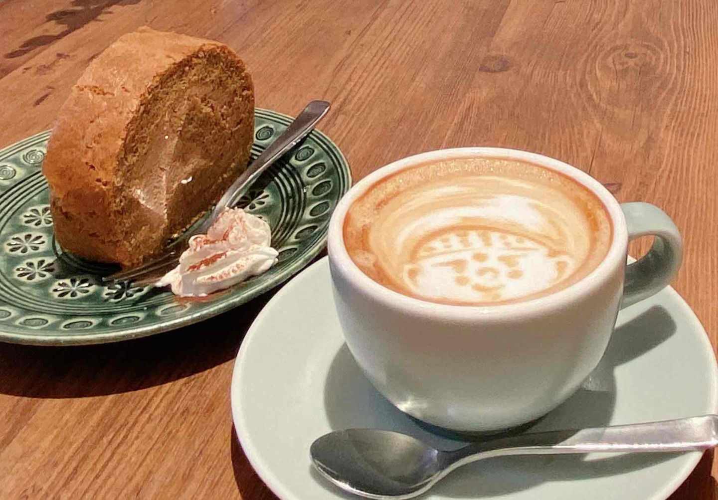 大仏ラテもケーキも絶品