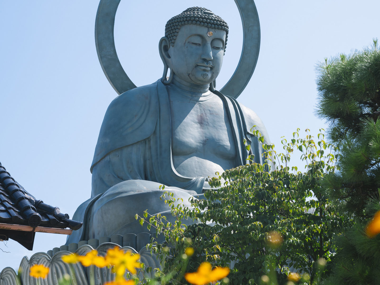 境内には季節を感じられる草花