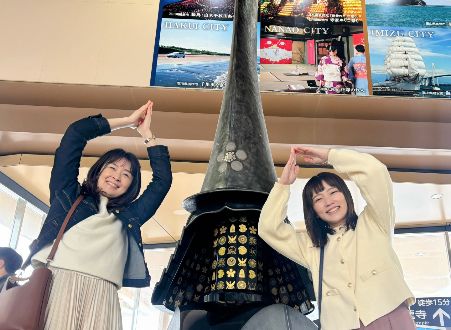 改札を出ると高岡銅器の大兜がお出迎え