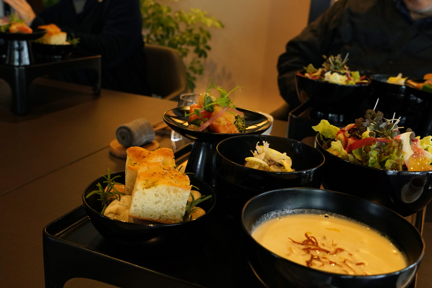 お膳5品がお膳に乗って運ばれてきます。