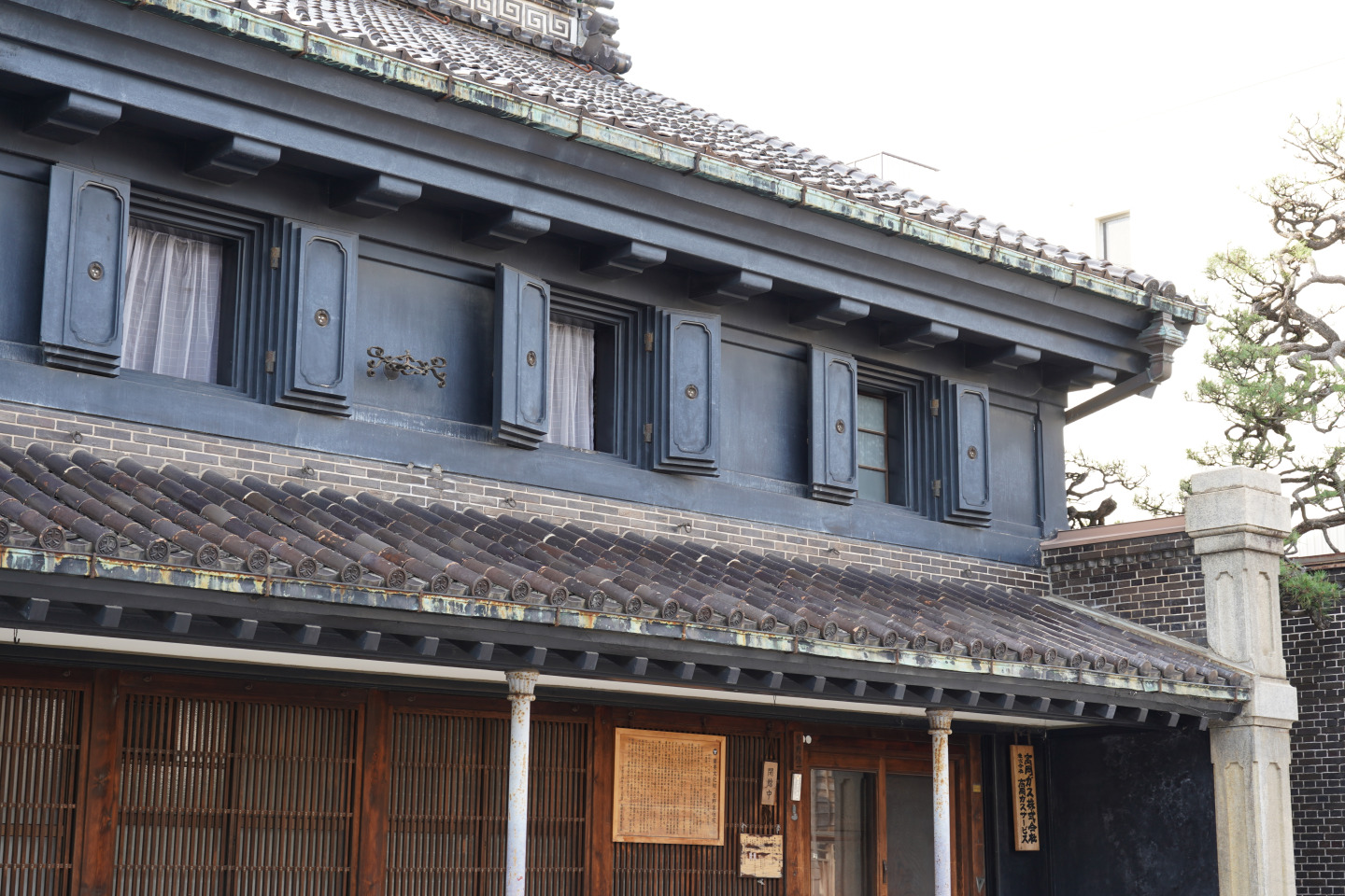 土蔵造りの建物が建ち並ぶ通り