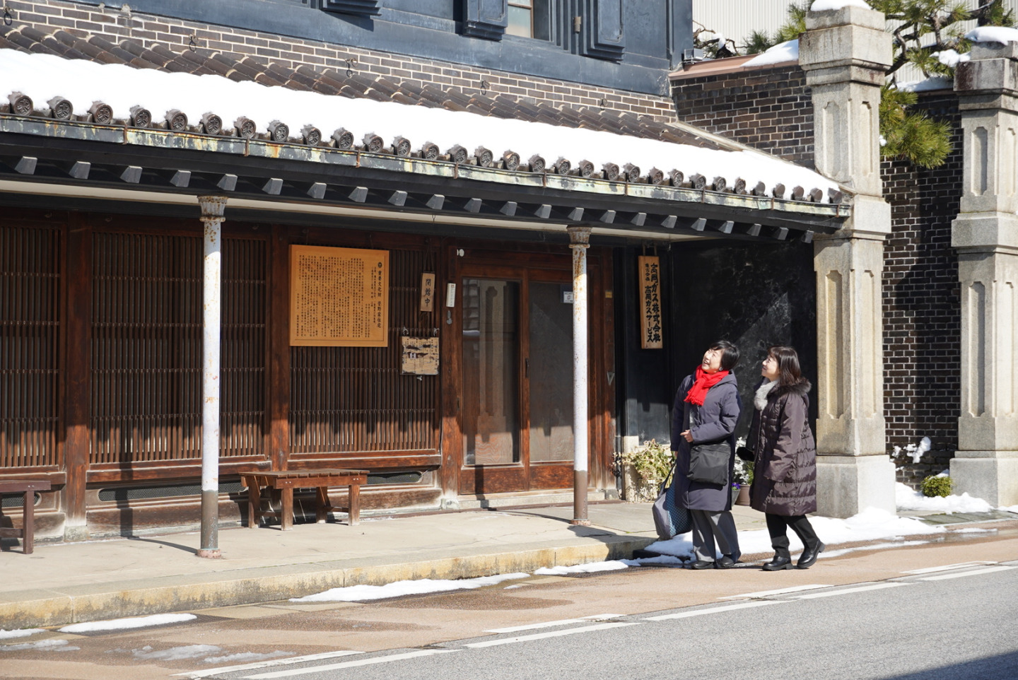 建物の細かな装飾や重厚な土蔵の佇まいを眺めながら散策
