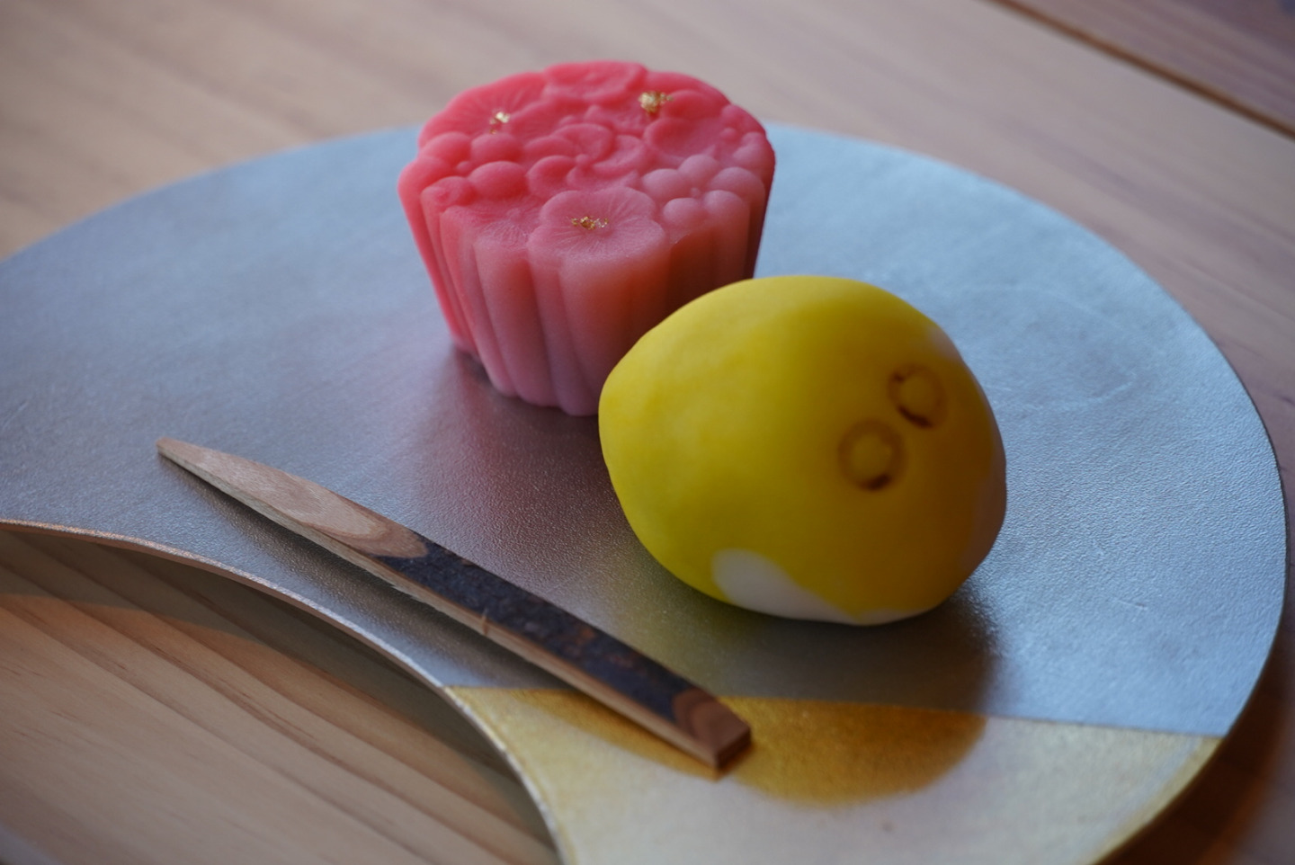 今回は手前の黄色の餡で包まれた蝶の上生菓子づくり。