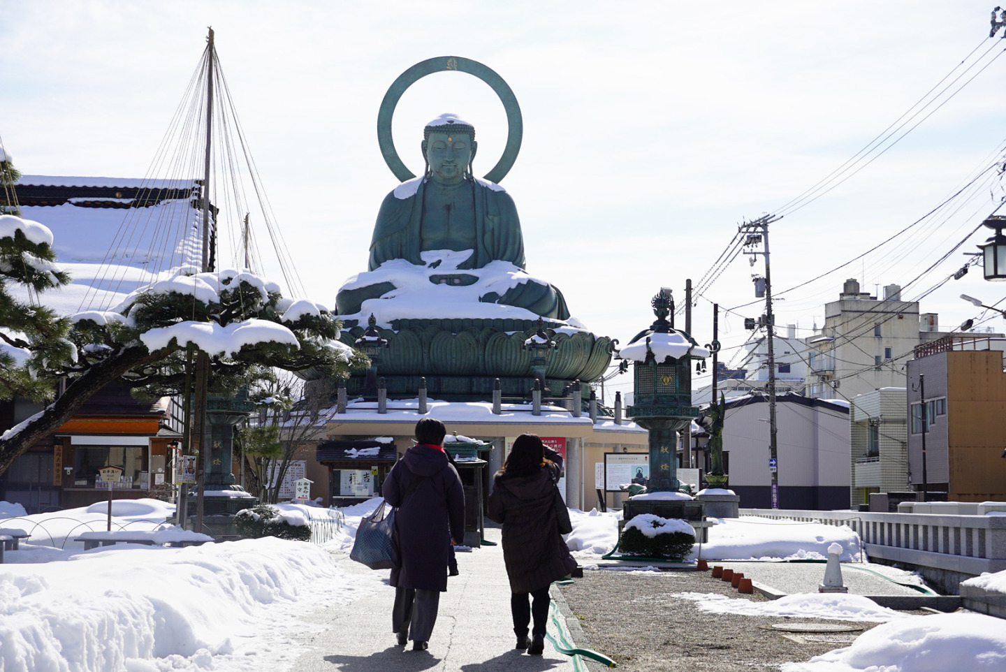 近づいてみると、高岡銅器の技術がより見えるかも...