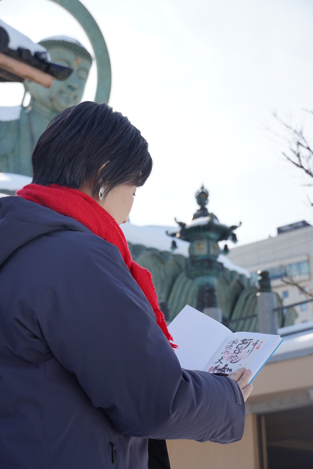 大仏バックに御朱印を眺めて...