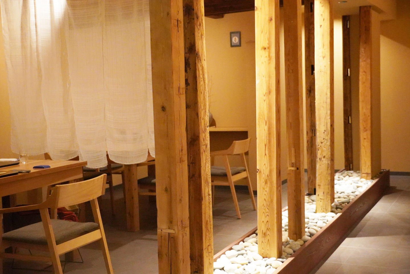 木材の落ち着いた雰囲気の店内