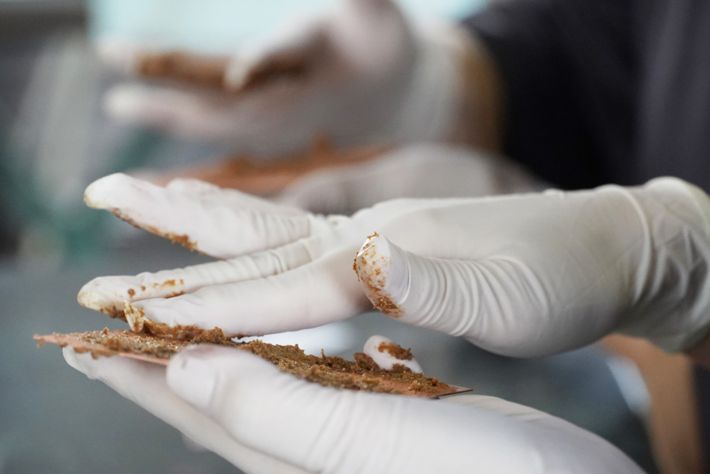 糠を銅板に塗る作業