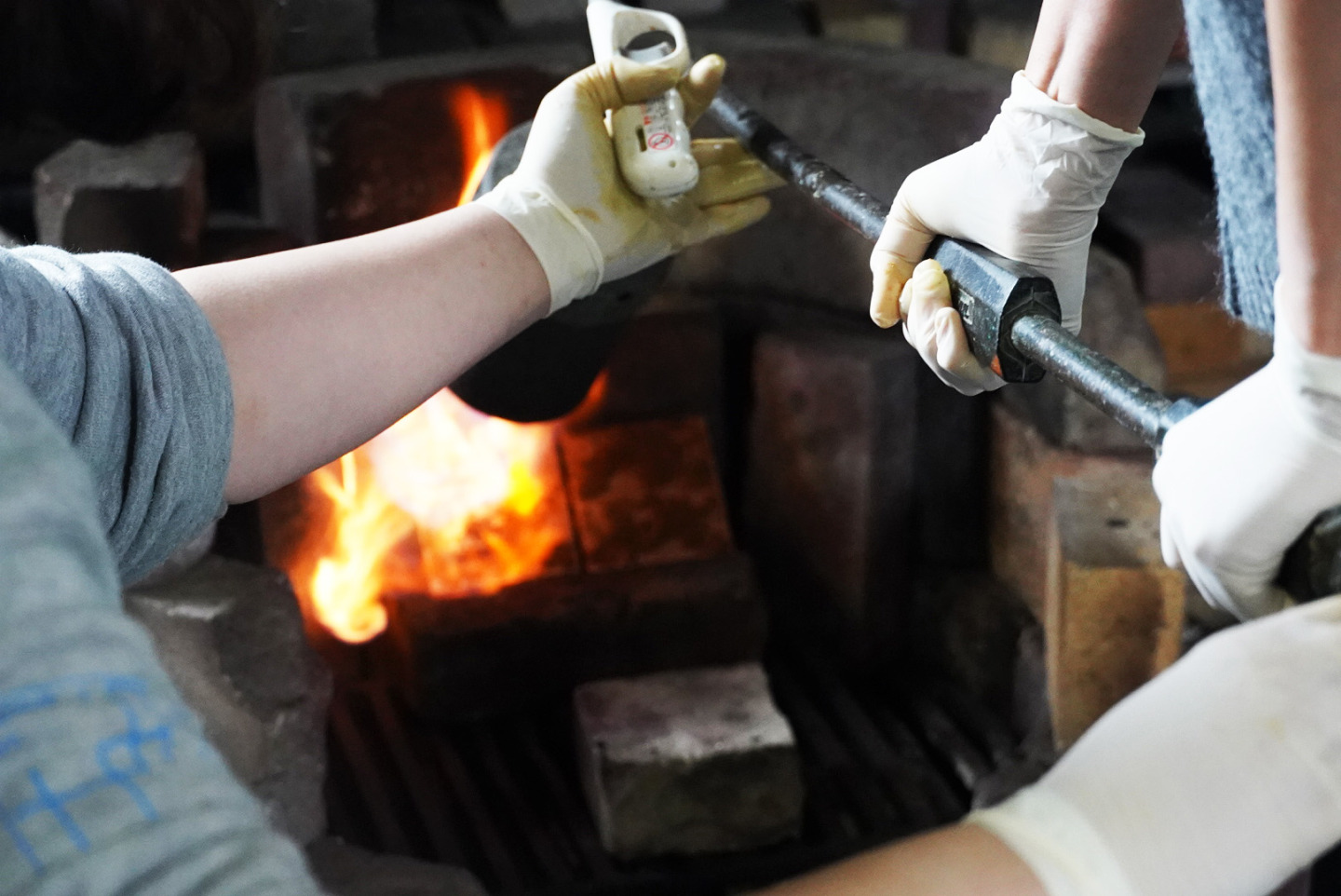 火の当て方も丁寧にレクチャー。